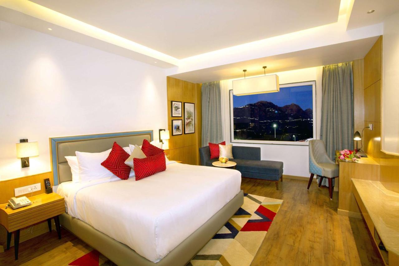 Hotel Ramada By Wyndham Katra Station Road Extérieur photo