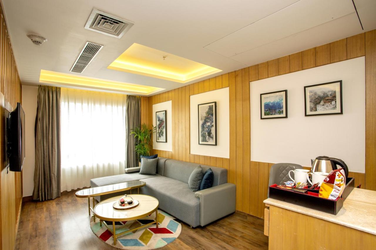 Hotel Ramada By Wyndham Katra Station Road Extérieur photo