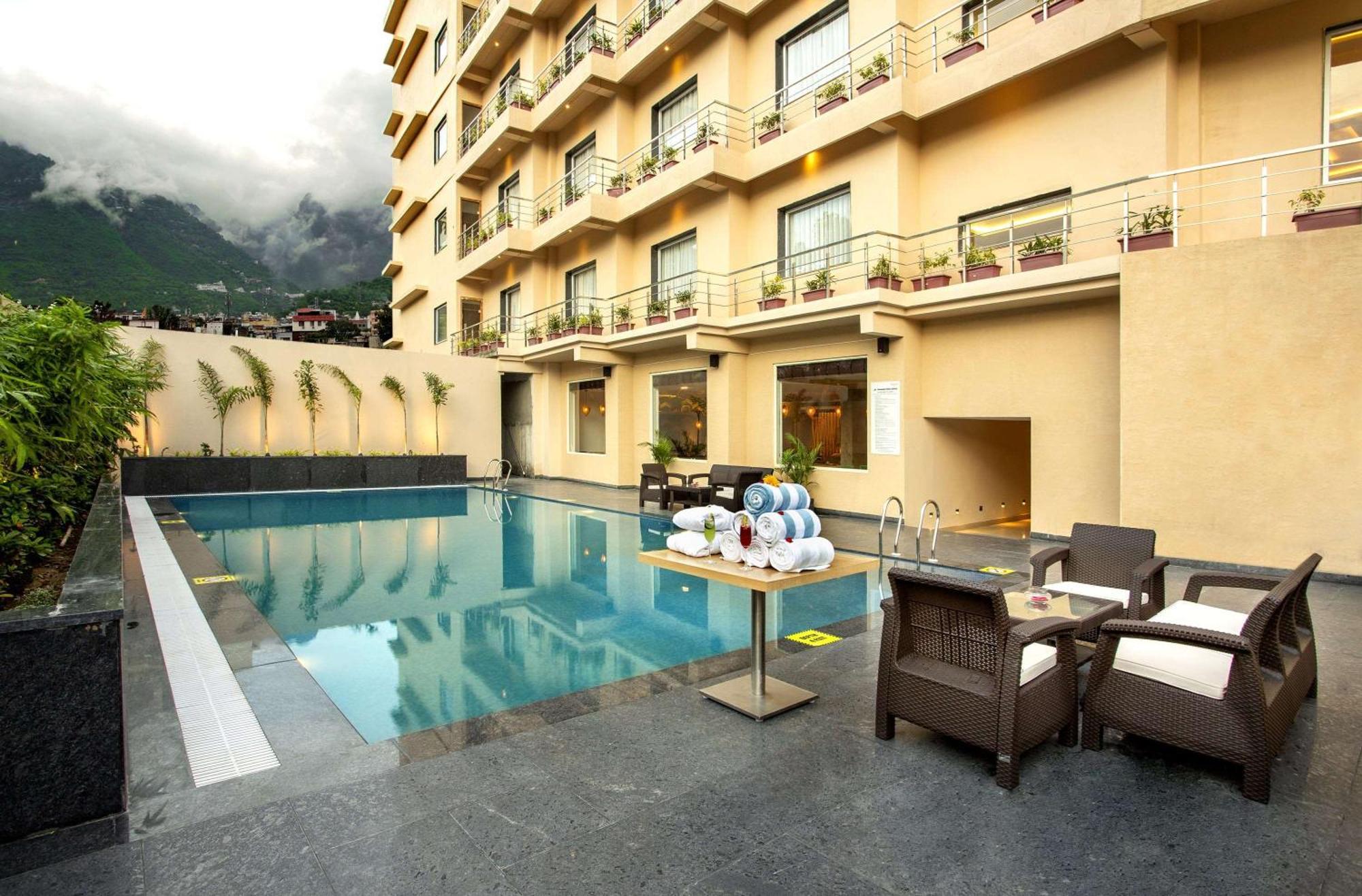 Hotel Ramada By Wyndham Katra Station Road Extérieur photo